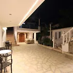 Melina's Seaside Retreat Aparthotel