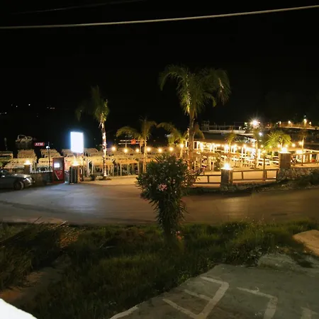 Melina's Seaside Retreat מלון דירות