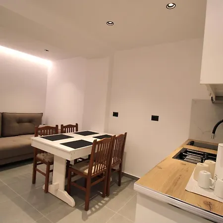 Melina's Seaside Retreat מלון דירות 3*