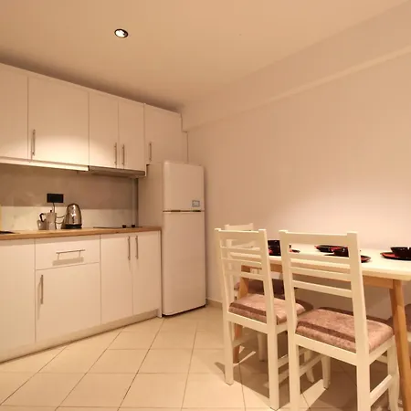 Melina's Seaside Retreat מלון דירות