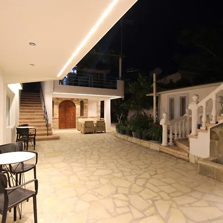 Melina's Seaside Retreat מלון דירות