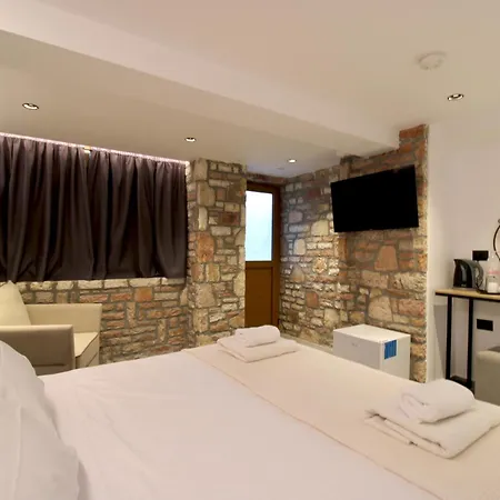 Melina's Seaside Retreat Aparthotel