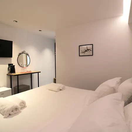 Melina's Seaside Retreat 4* 사밀