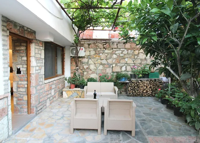 Melina's Seaside Retreat Aparthotel